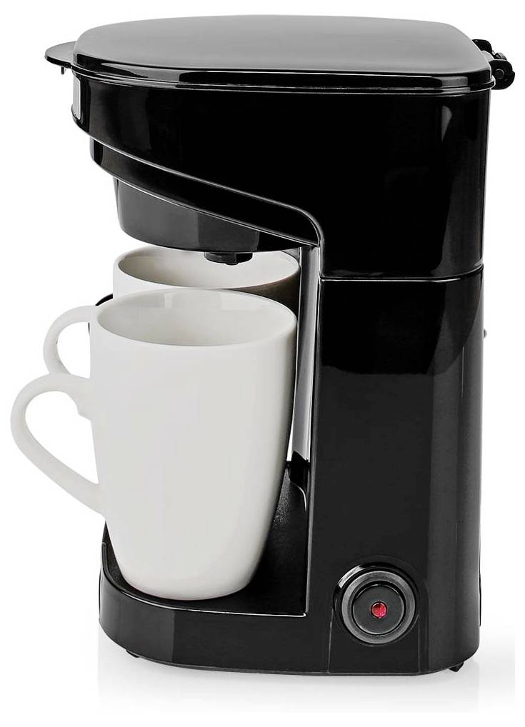 Egy fekete kávéfőző fehér bögre alatt, a adagoló alatt, készen az elkészítésre. A tápgomb látható a készülék alapján.