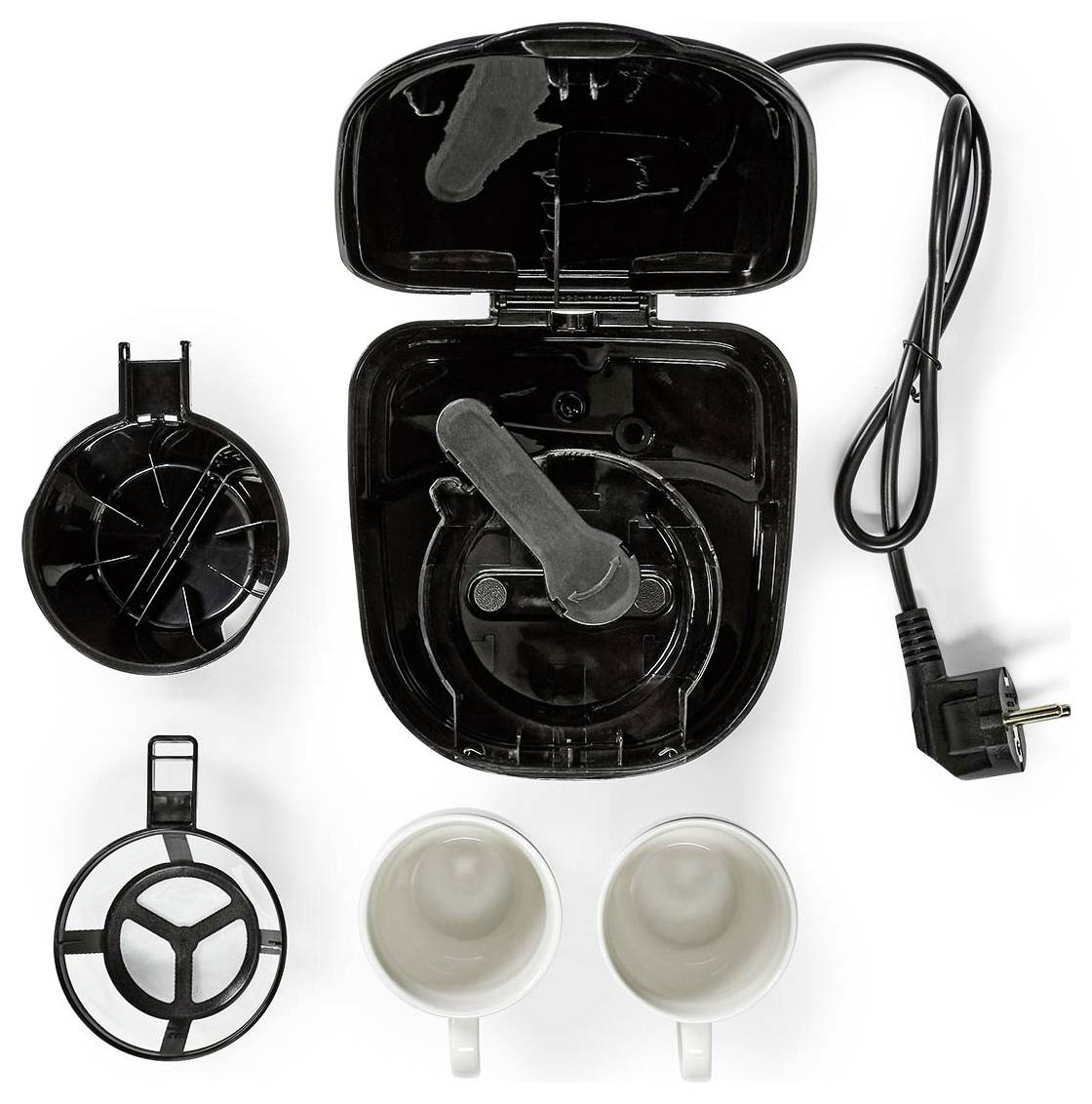 Egy fekete kávéfőző felülnézete, nyitott fedéllel, amelyen látható a szűrő és a kábel. Két fehér csésze és kávészűrő komponensek vannak elhelyezve körülötte.