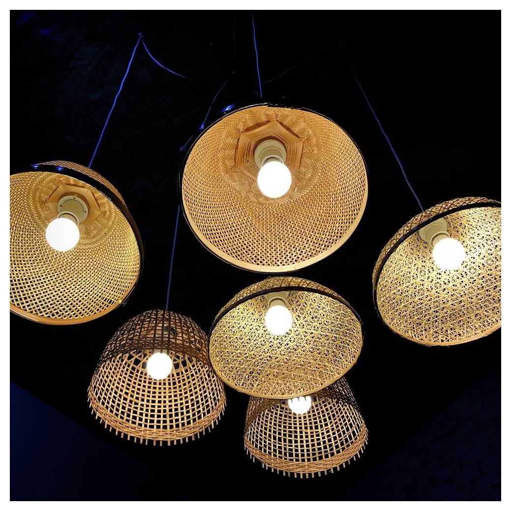 'Hat fonott rattán csillár izzó égőkkel lóg egy sötét mennyezetről, meleg fényt árasztva és barátságos hangulatot teremtve.'