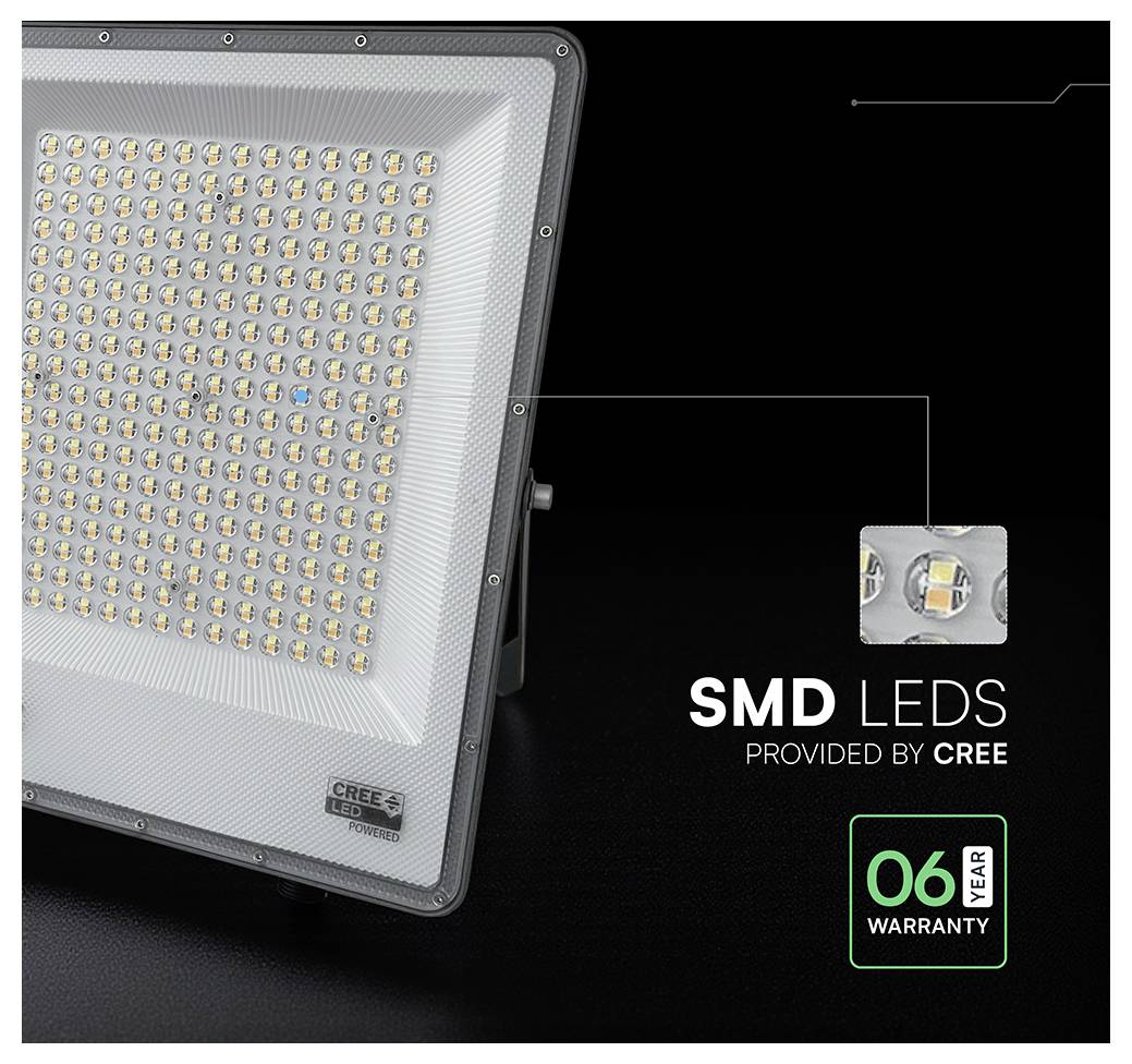 'Egy téglalap alakú LED panel közeli képe sok apró fénnyel, amely „SMD LED-eket a CREE biztosít" felirattal van ellátva. A szöveg 6 év garanciát jelez.'