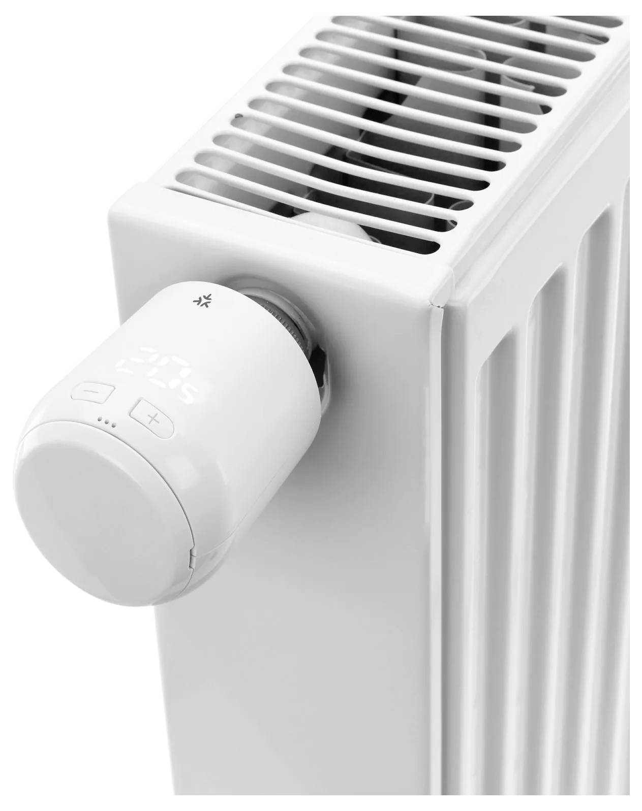 Egy fehér radiátor elektronikus termosztáttal, amelyen '22°C' látható, oldalról, közeli nézőpontból fényképezve.