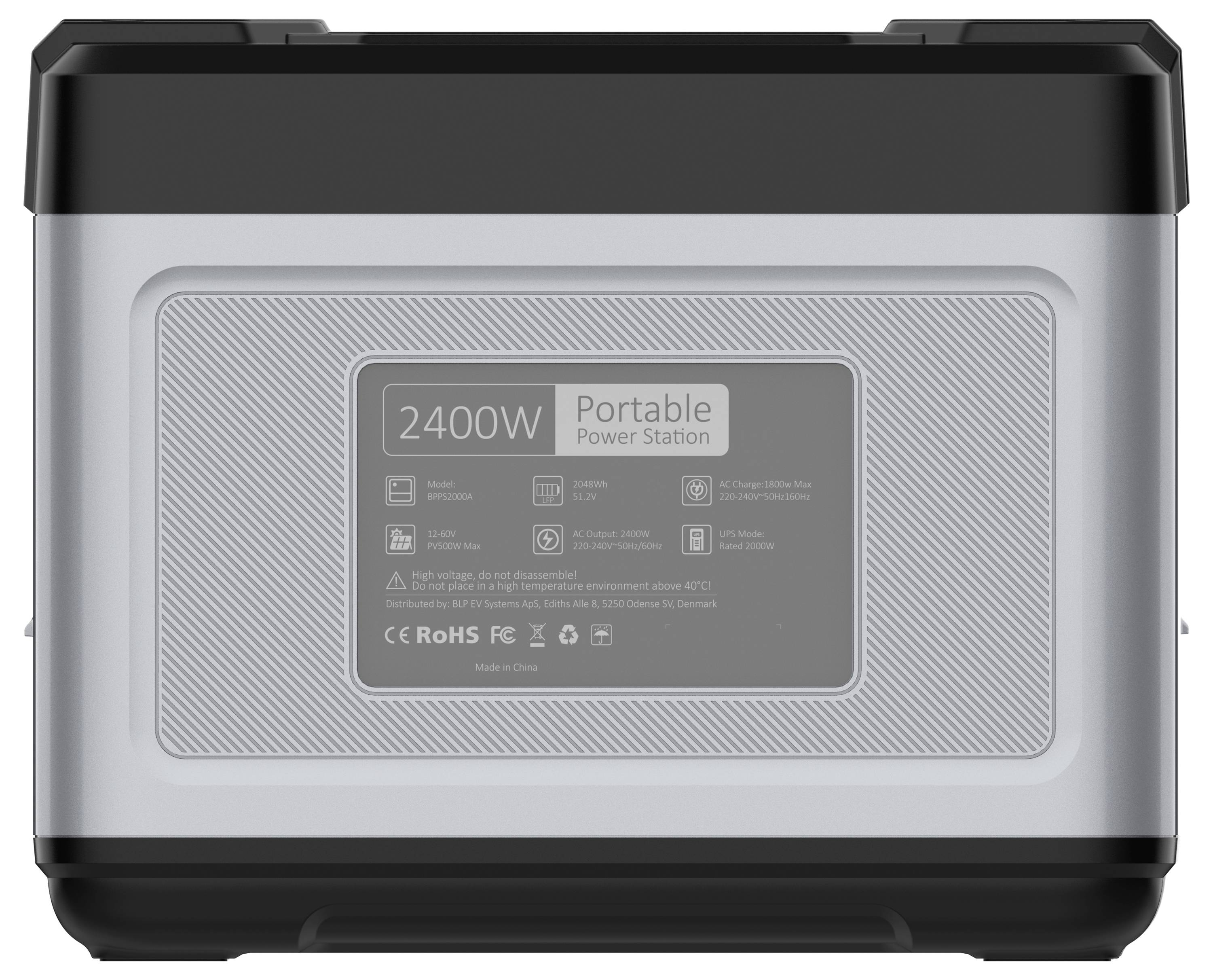 Egy szürke és fekete '2400W-os hordozható erőmű', amelynek biztonsági tanúsítási szimbólumai láthatóak az elején.