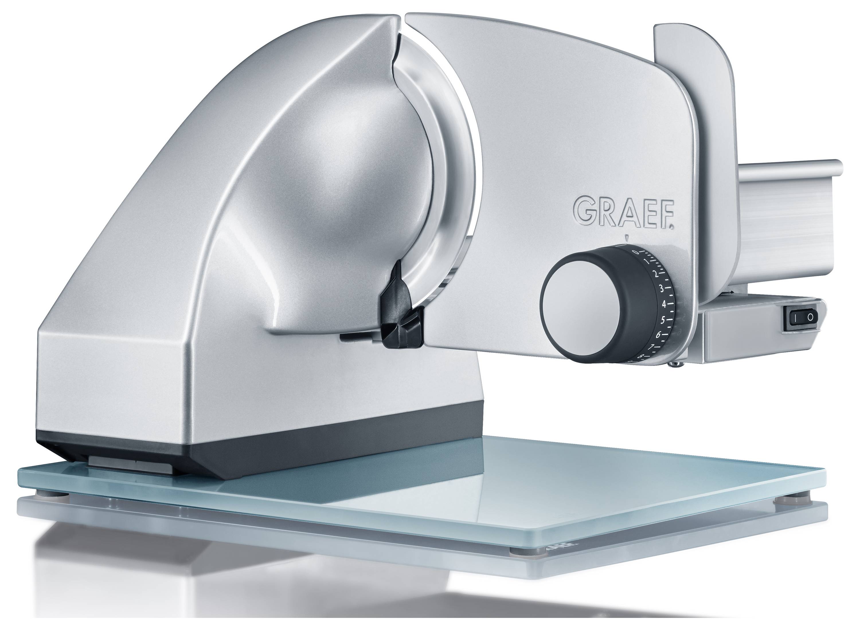 Egy karcsú, ezüst színű elektromos szeletelőgép üveg talapzaton, állítható vastagságú tárcsával, húsok és kenyerek precíz szeletelésére tervezve.