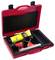 Piros szerszámtáska, amely sárga csövet és egy piros vonalzós szerszámot tartalmaz, fekete hab rekeszekbe rendezve.
