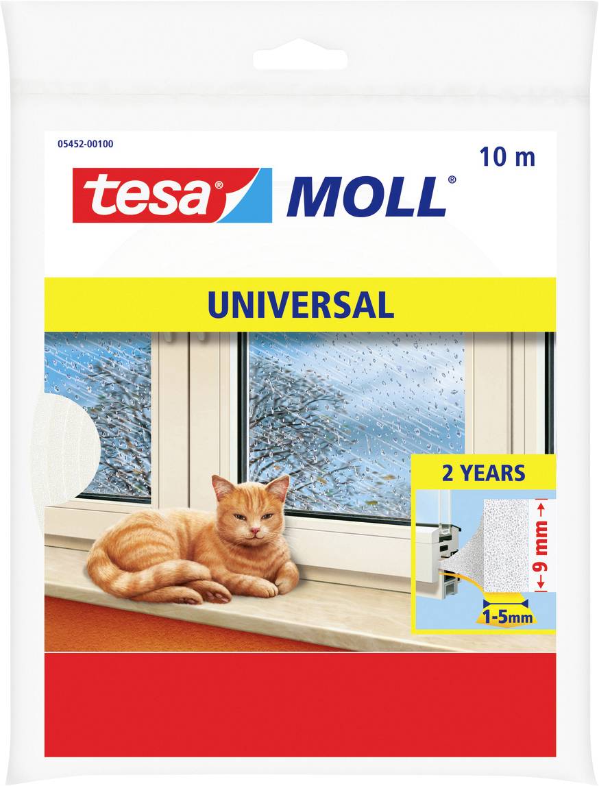 Egy termékcsomagot mutató ablakszigetelő szalag, amely "Tesa Moll Universal" felirattal van ellátva. Egy narancssárga macska fekszik az ablak mellett, kívül esik az eső.