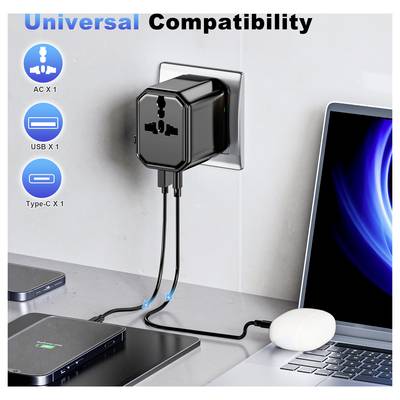 Univerzális kompatibilitású' tápegység, amely több eszközt tölt egyszerre; tartalmaz AC, USB és Type-C csatlakozókat, amelyek elektronikai eszközökhöz vannak csatlakoztatva egy íróasztalon.