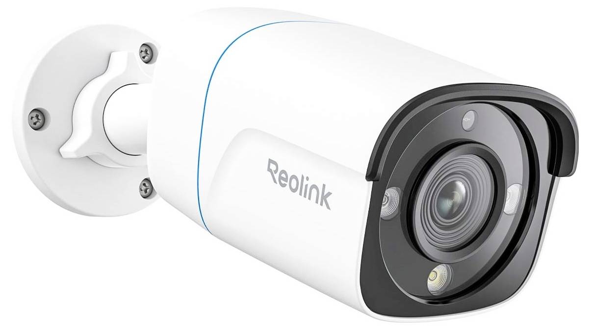 Egy fehér biztonsági kamera, amelyen a "Reolink" márkanév szerepel, fali tartóra szerelve, objektívvel és éjszakai megfigyelésre szolgáló infravörös megvilágítással.
