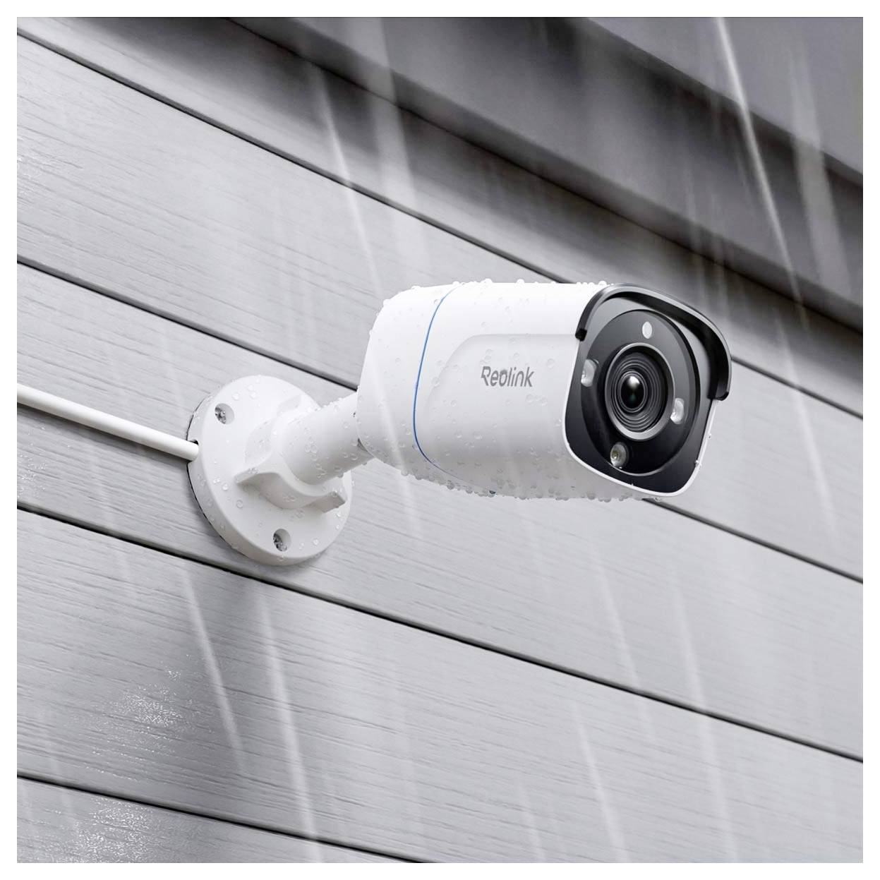 Egy biztonsági kamera, amely egy szürke falon van felszerelve eső alatt, amely az időjárási ellenállóságot illusztrálja.