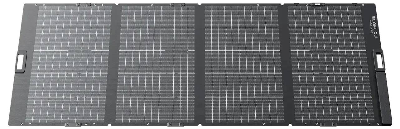 Egy négy paneből álló, hajtogatható naptöltő rácsmintázattal és két fogantyúval. Fekete színű és hordozható energiamegoldásra tervezték.