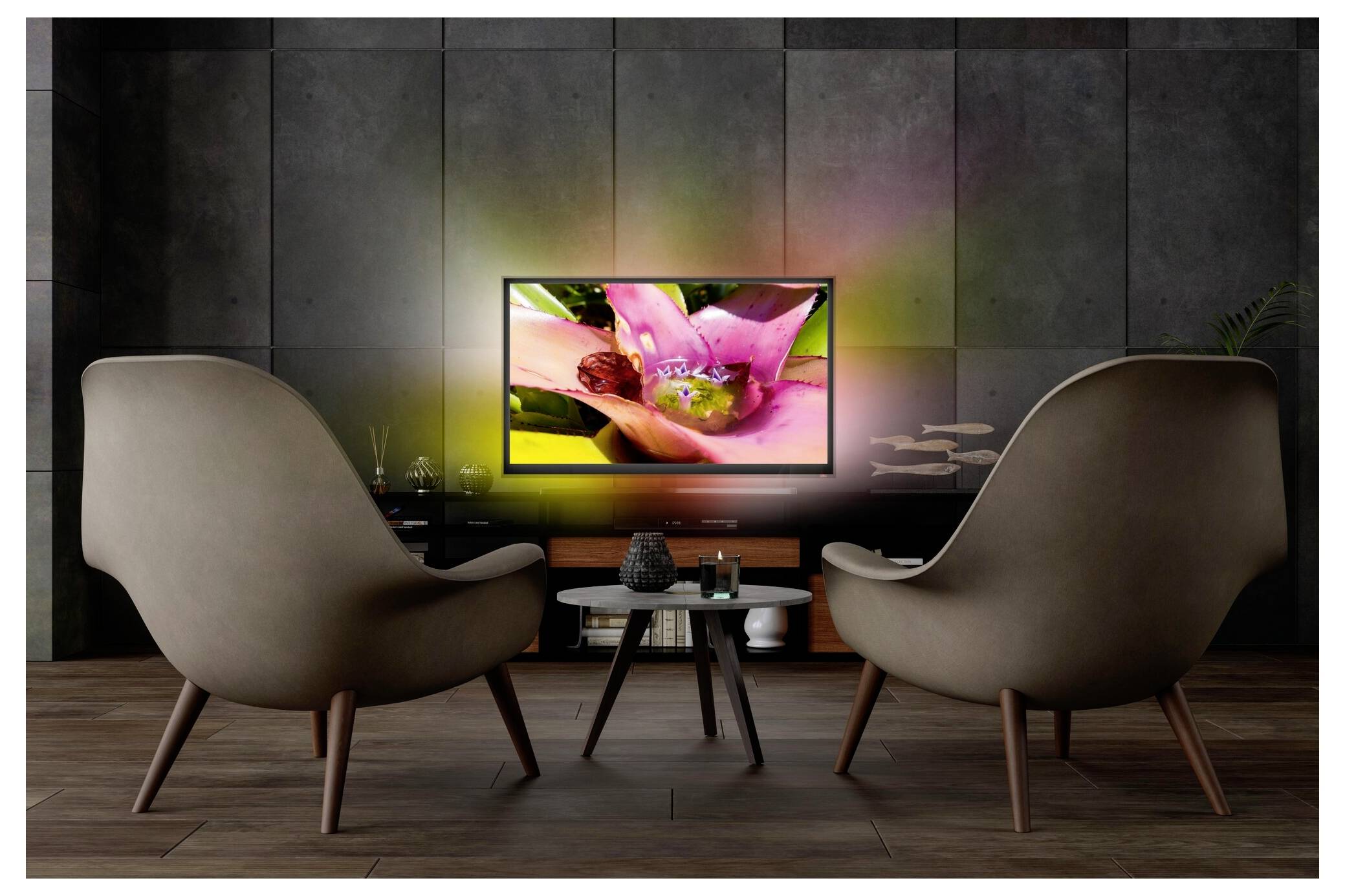 Két modern szék néz egy tévére, amelyen élénk virágkép látható. A tér egy stílusos nappali sötét falakkal és fa padlóburkolattal.