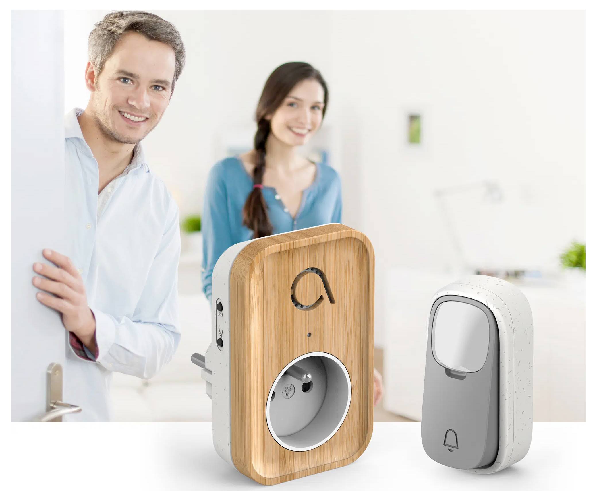 Egy mosolygó férfi és nő egy világosan megvilágított szobában két okosotthon-eszköz, egy digitális dugó és egy csengő mögött áll, amelyek az előtérben vannak elhelyezve.