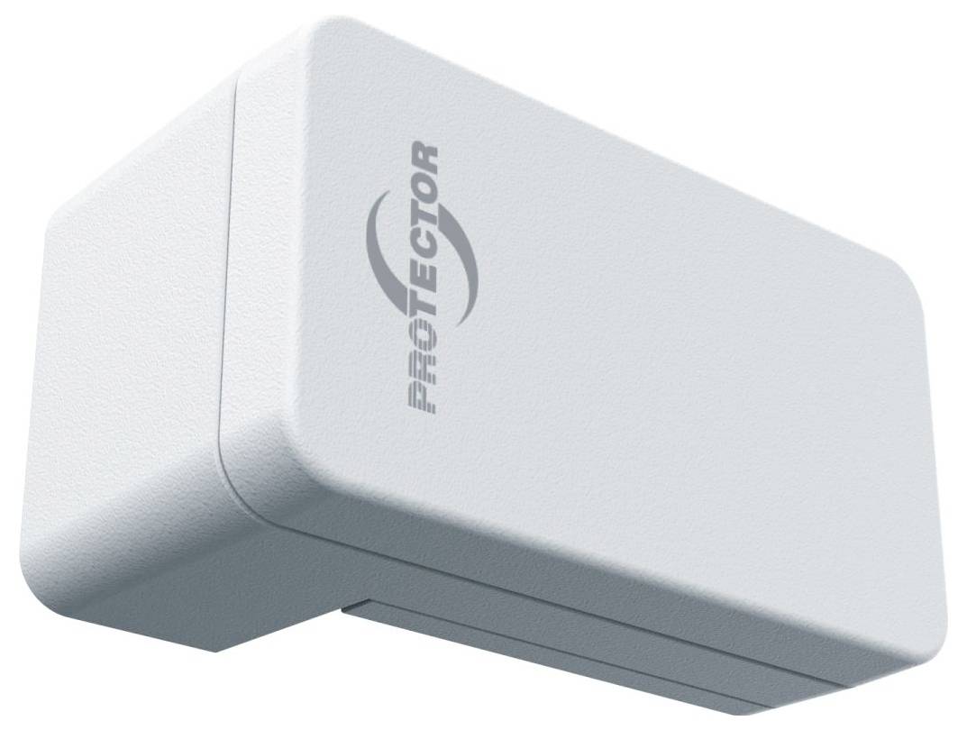 Egy kreatív lámpa, amelyet egy üvegpalackból készítettek fekete árnyékolóval, élénk napleményi ég előtt, magas fű sziluettjeivel.