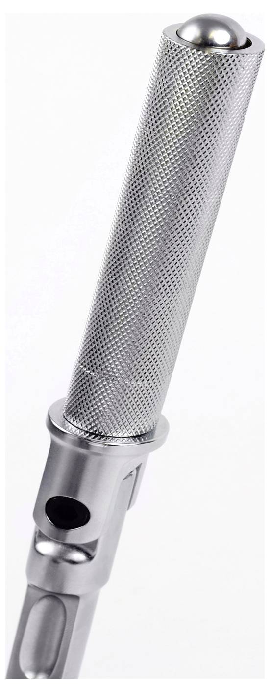 Egy fém szerszám textúrált fogantyúval és gömb alakú végével, valószínűleg precíz kézi alkalmazásokhoz vagy beállításokhoz.