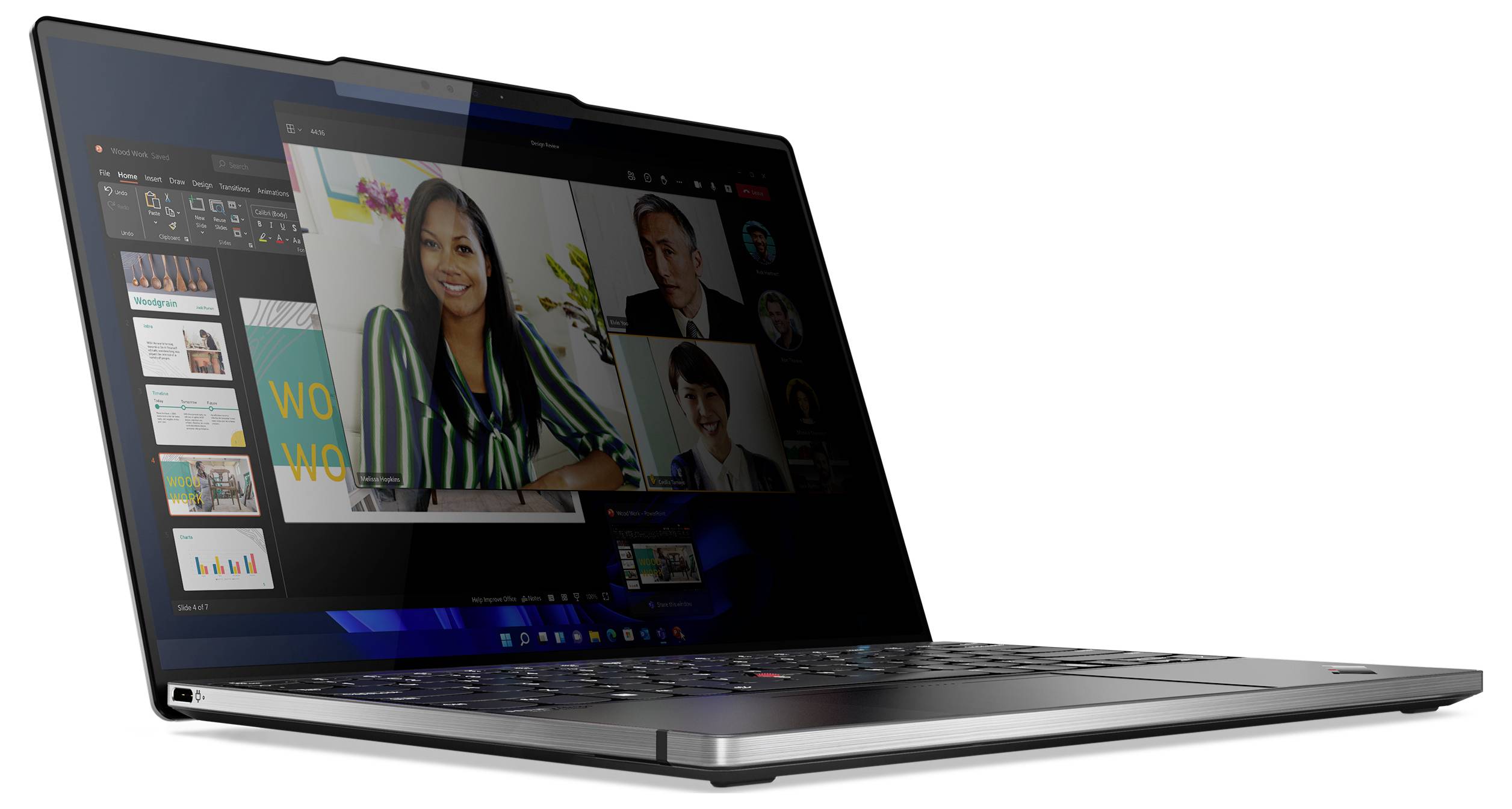 Egy laptop, amely egy bemutatódia-nézetet és egy videokonferencia-hívási képernyőt jelenít meg több látható résztvevővel.