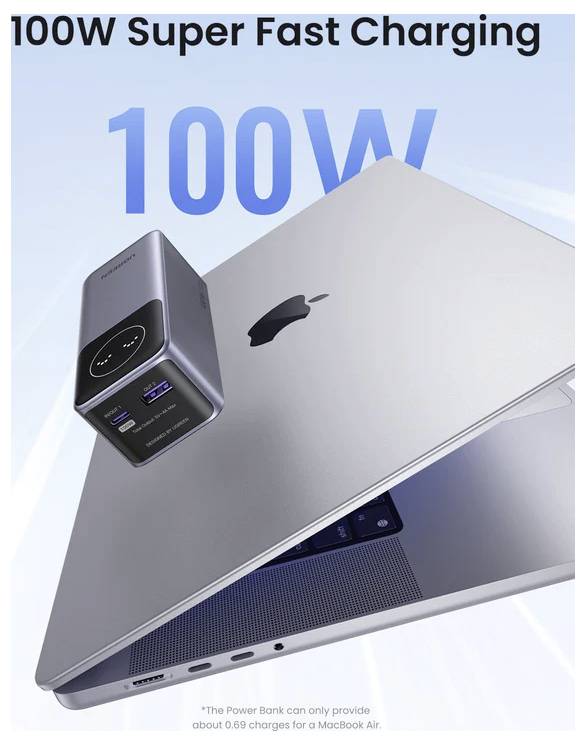 Egy öltönyös személy az repülőtéri terminálban ül, laptopot használ és kávét tart a kezében. Melléjük egy bőrönd van, és a telefon töltőn van.