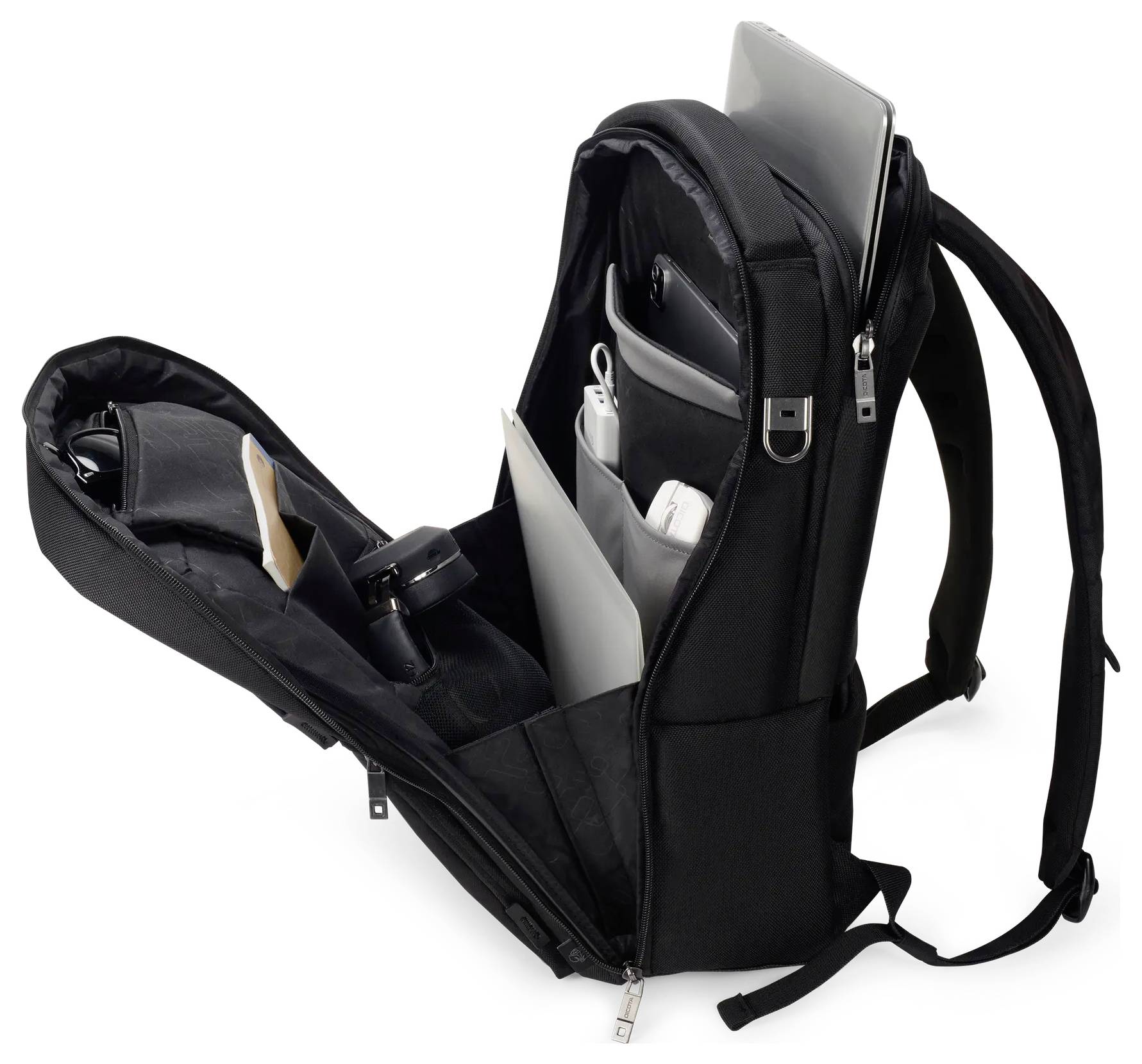 Egy fekete hátizsák nyitva van, mely egy laptopot, jegyzetfüzetet, kamerát és különféle kellékeket mutat be, amelyek rekeszekbe szervezve vannak, bemutatva a tárolókapacitását.