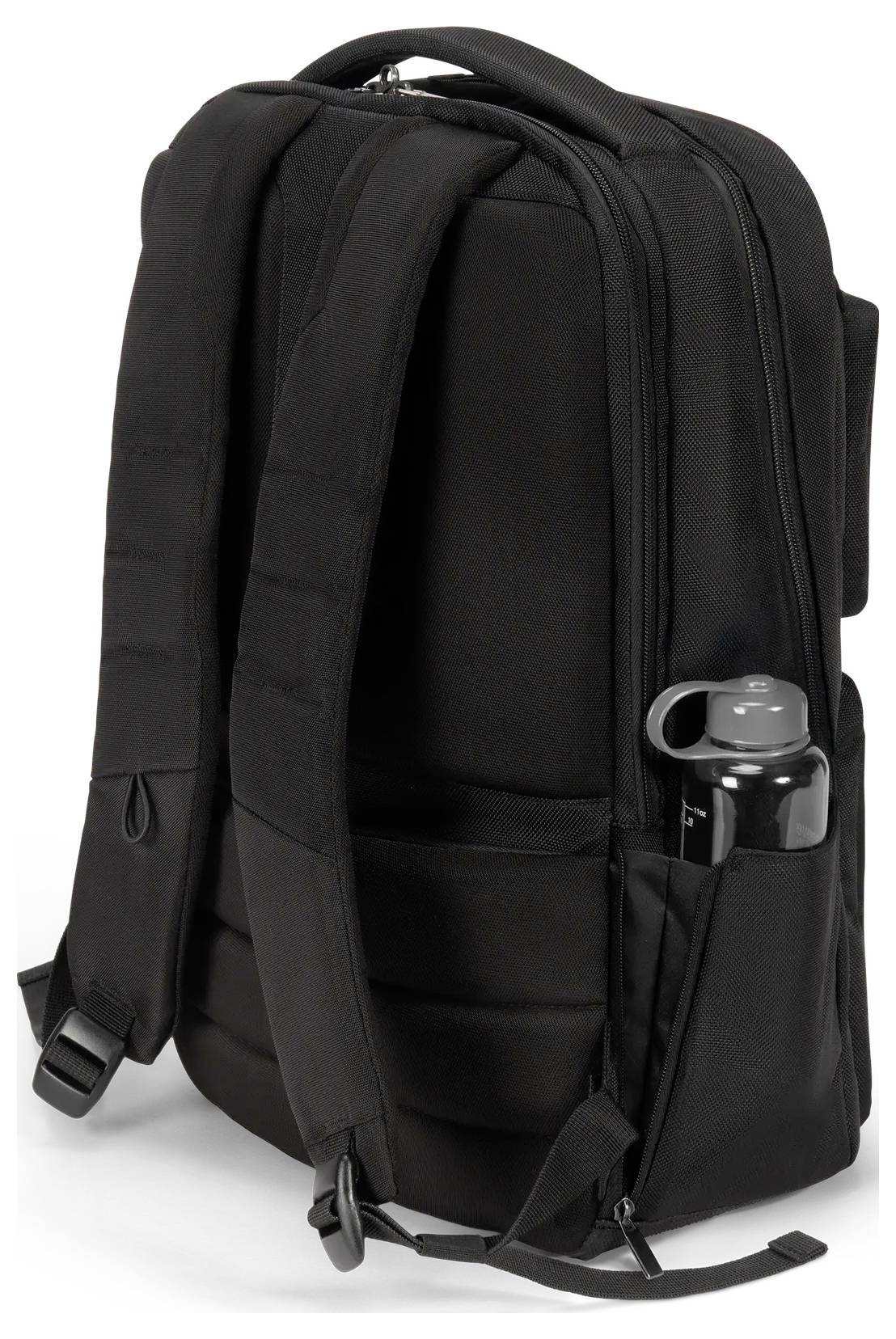 Fekete hátizsák párnázott vállpántokkal, felső fogantyúval és több rekesszel. Egy vízpalack egy oldalsó zsebbe van tárolva.