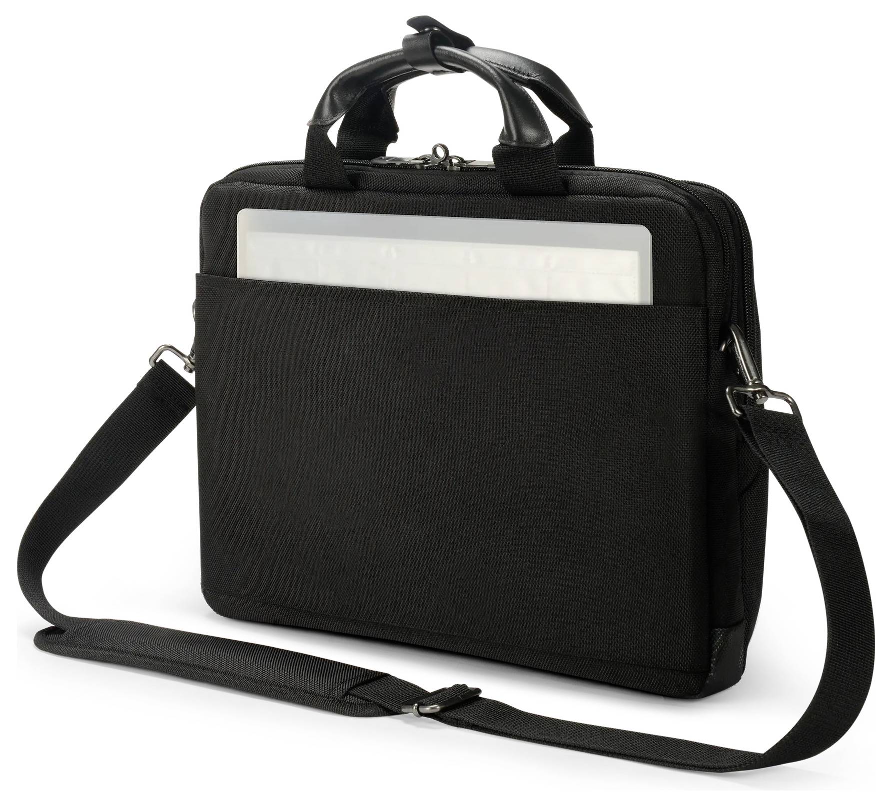 Fekete laptoptáska elülső zsebbel, amelyben látható laptop található, fogantyúkkal és állítható vállpánttal.