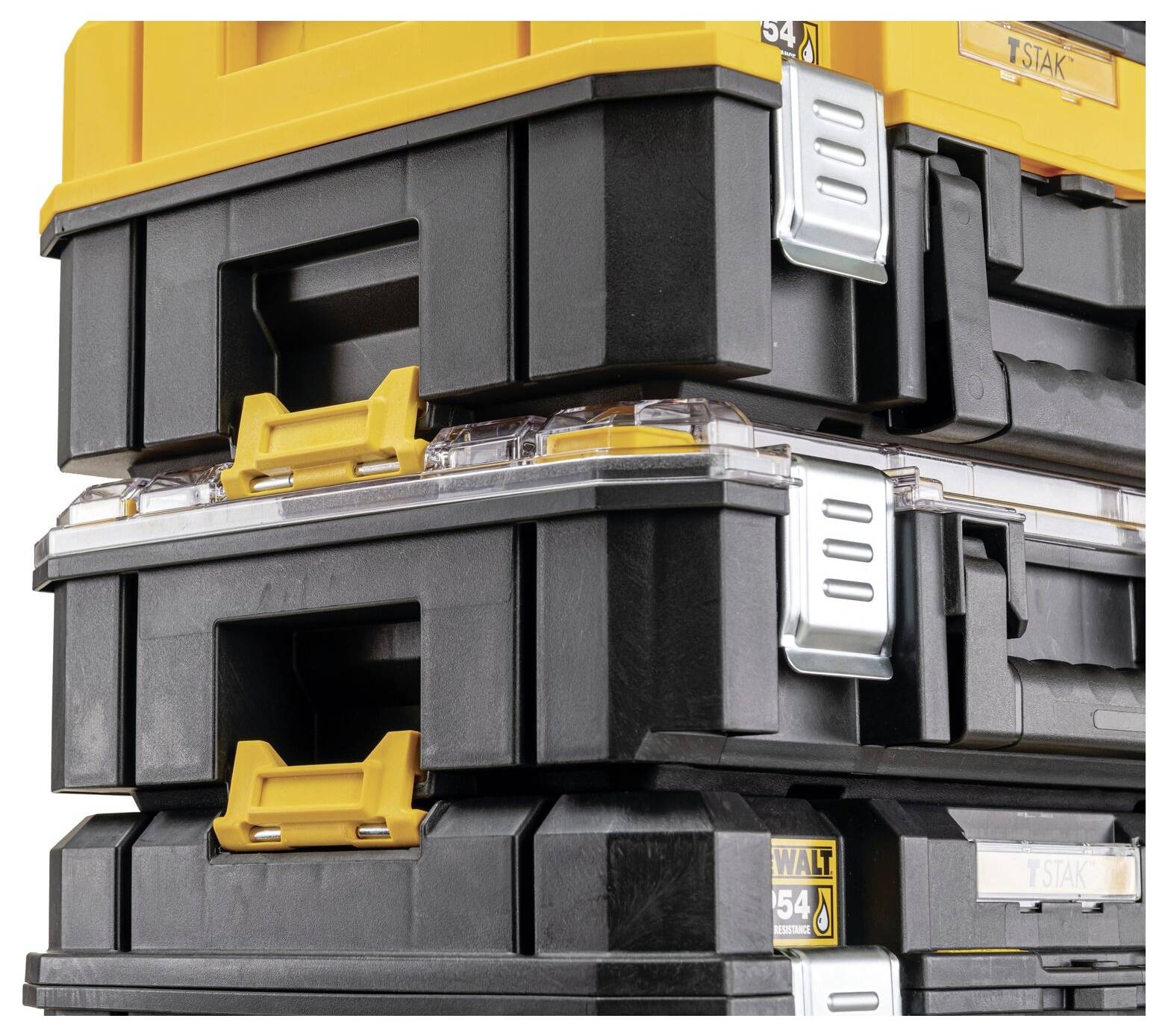 Egymásra rakott fekete és sárga műanyag szerszámosládák fémeres zárral, márkaloggóval és szervezettségi lehetőséggel rendelkeznek.