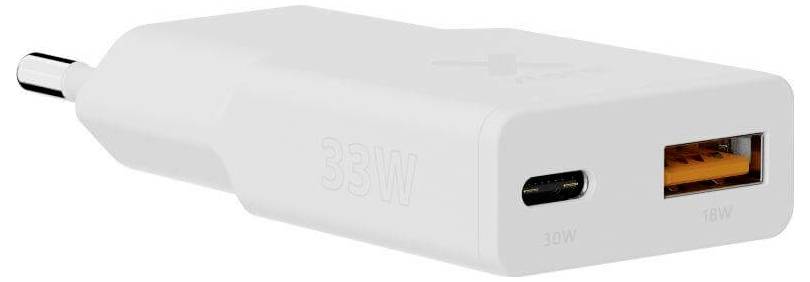 Egy fehér 33W-os hálózati adapter két porttal: egy USB-C jelölésű "30W" és egy USB-A jelölésű "18W" port.
