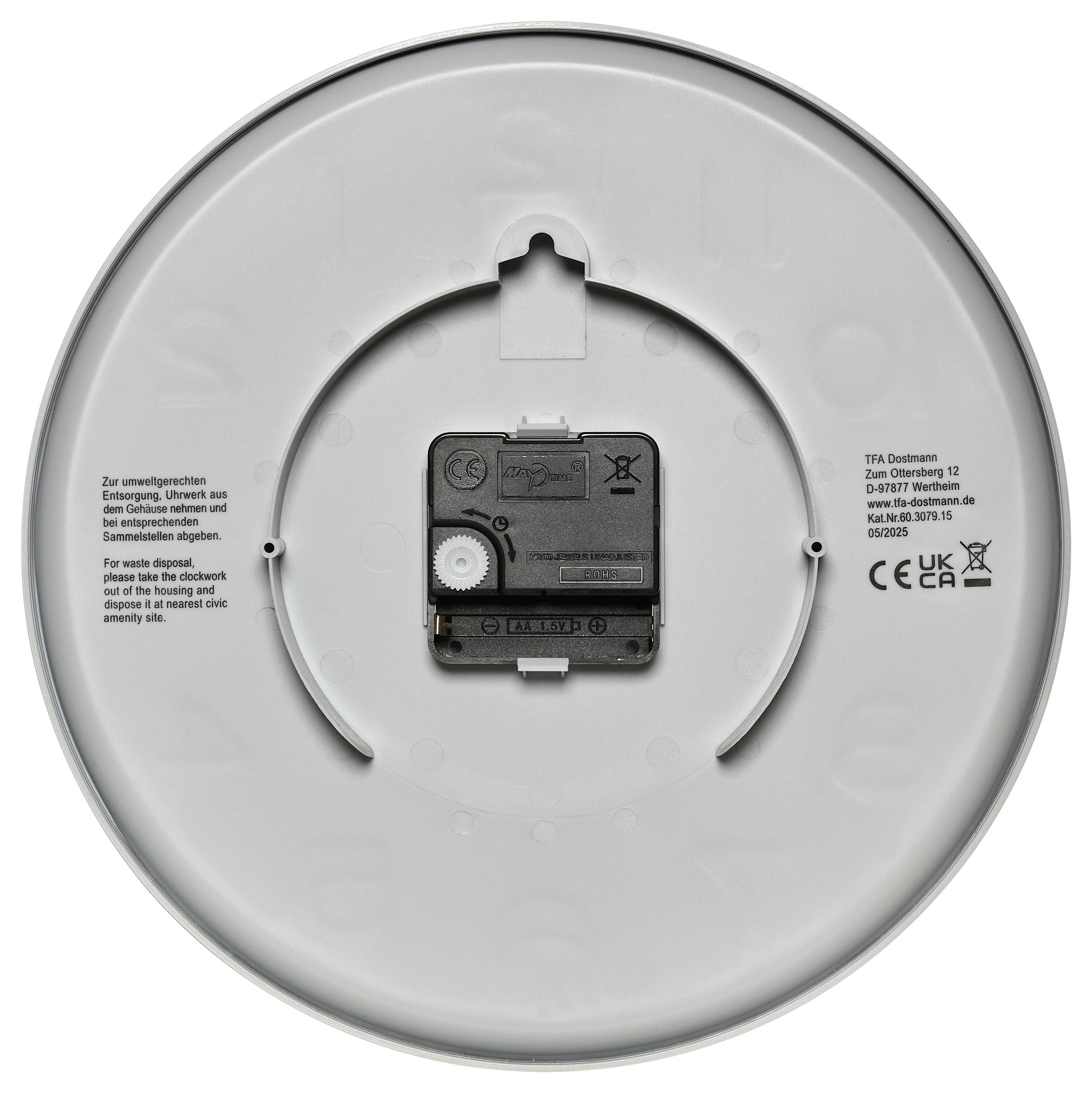 A fali óra hátsó oldala az elem-tárolóval és a szabályozási információkkal, amelyek körül a gyártó adatai vannak feltüntetve.