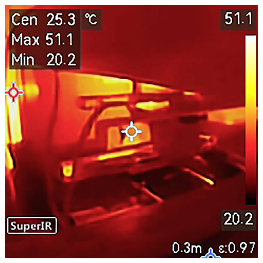 'Egy gép infravörös hőkép, amely a hőeloszlást mutatja. A középső hőmérséklet 25,3°C, a maximális 51,1°C, a minimális pedig 20,1°C.'