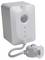 Egy fehér téglalap alakú eszköz, amelynek tetején egy kör alakú gomb található, alatta három jelzőfény, és egy kábellel csatlakoztatott dugóval.