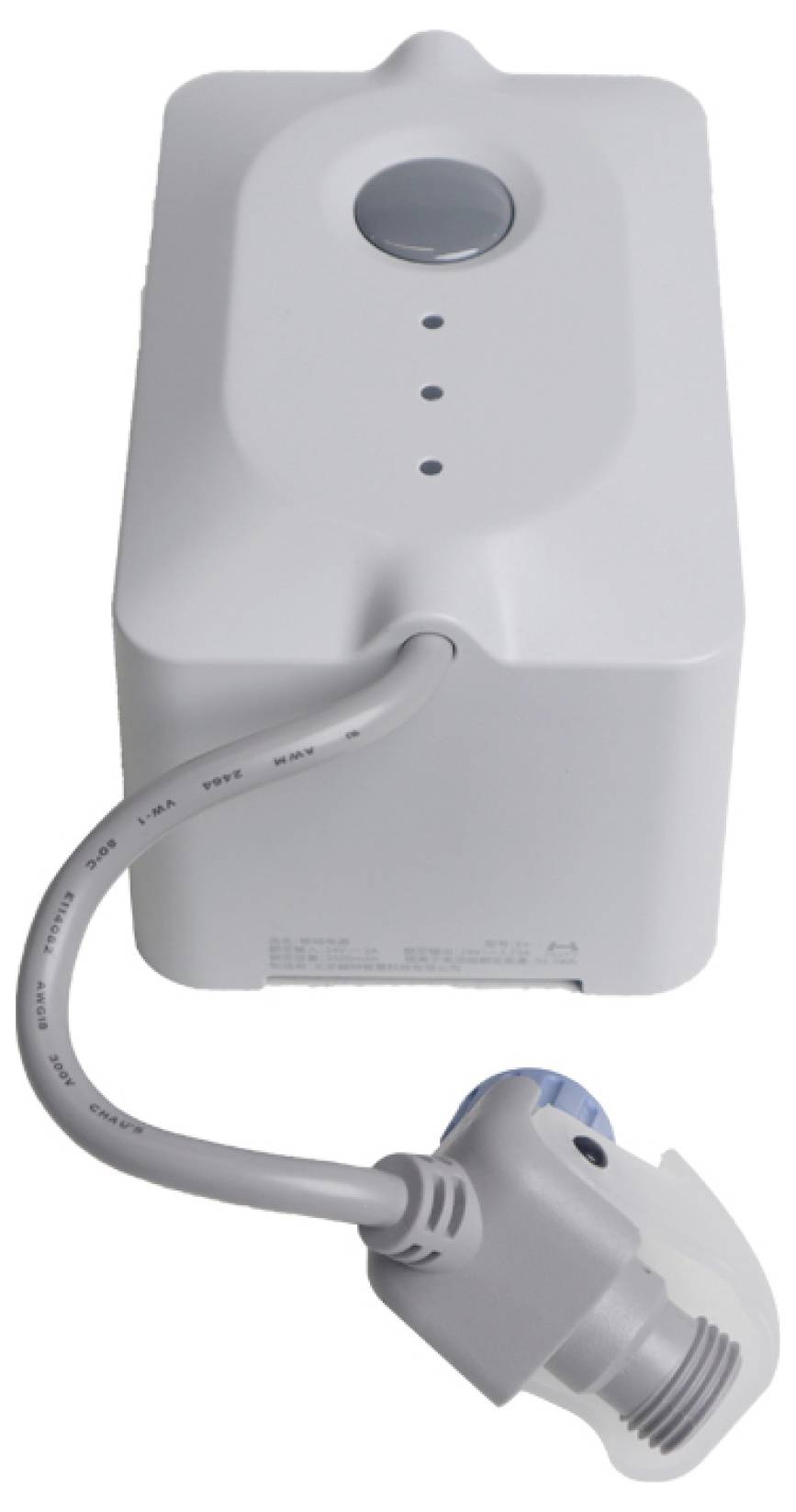 Egy fehér eszköz látható egy kábellel és dugóval. A tetején gomb és LED-indikátorok vannak, feltehetően az üzemeltetési állapot jelzésére.