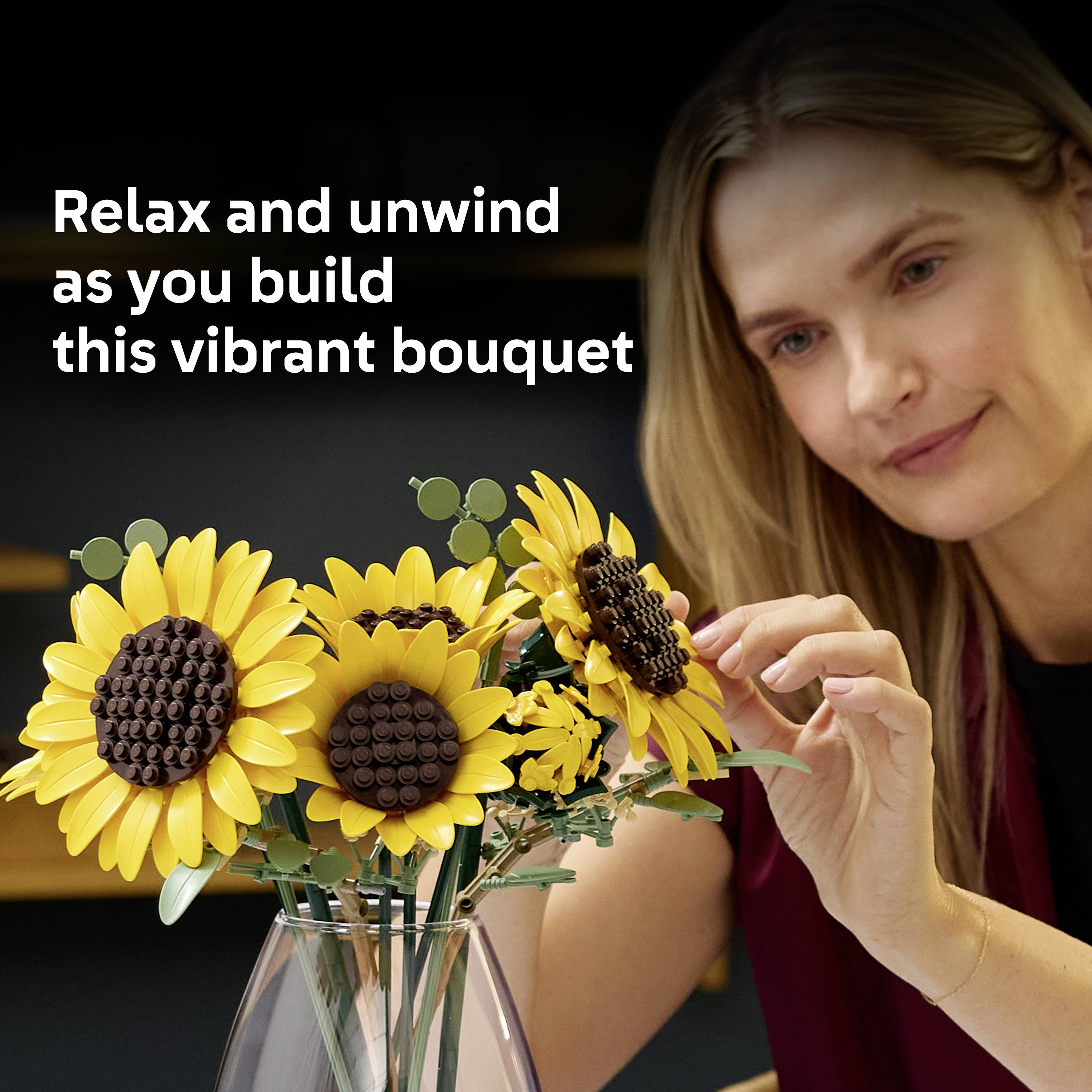 Egy nő napraforgó csokorba rendez egy vázában. A szöveg így szól: "Lazítson és pihenjen, miközben ezt a vibráló csokrot összeállítja."