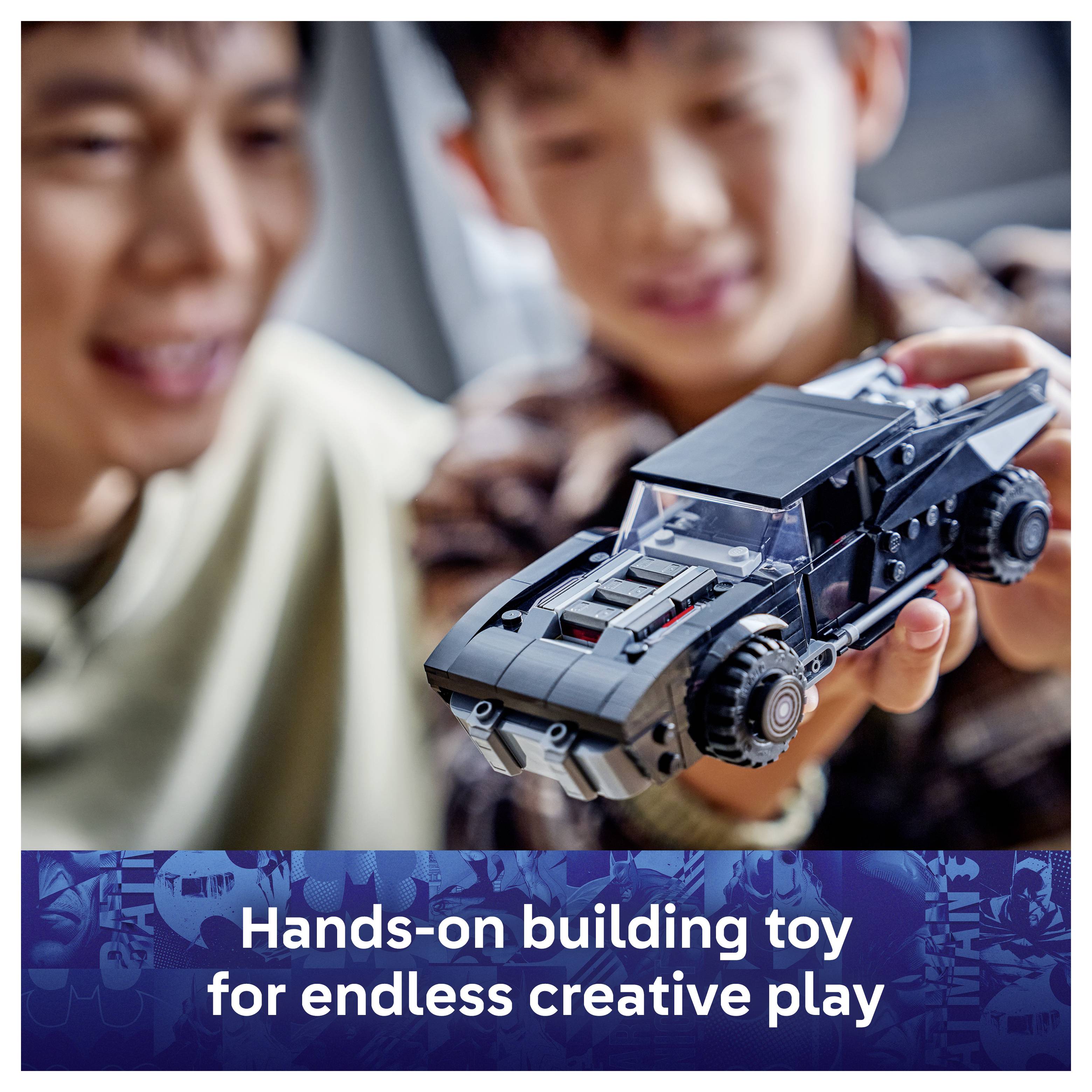 Egy ezüst kulcstartó képeket jelenít meg: egy kerti tárolóhely, egy lakat, egy ajtózár, egy bejárati ajtó lépcsőkkel és egy garázs kapu, amely biztonsági megoldásokat sugall.