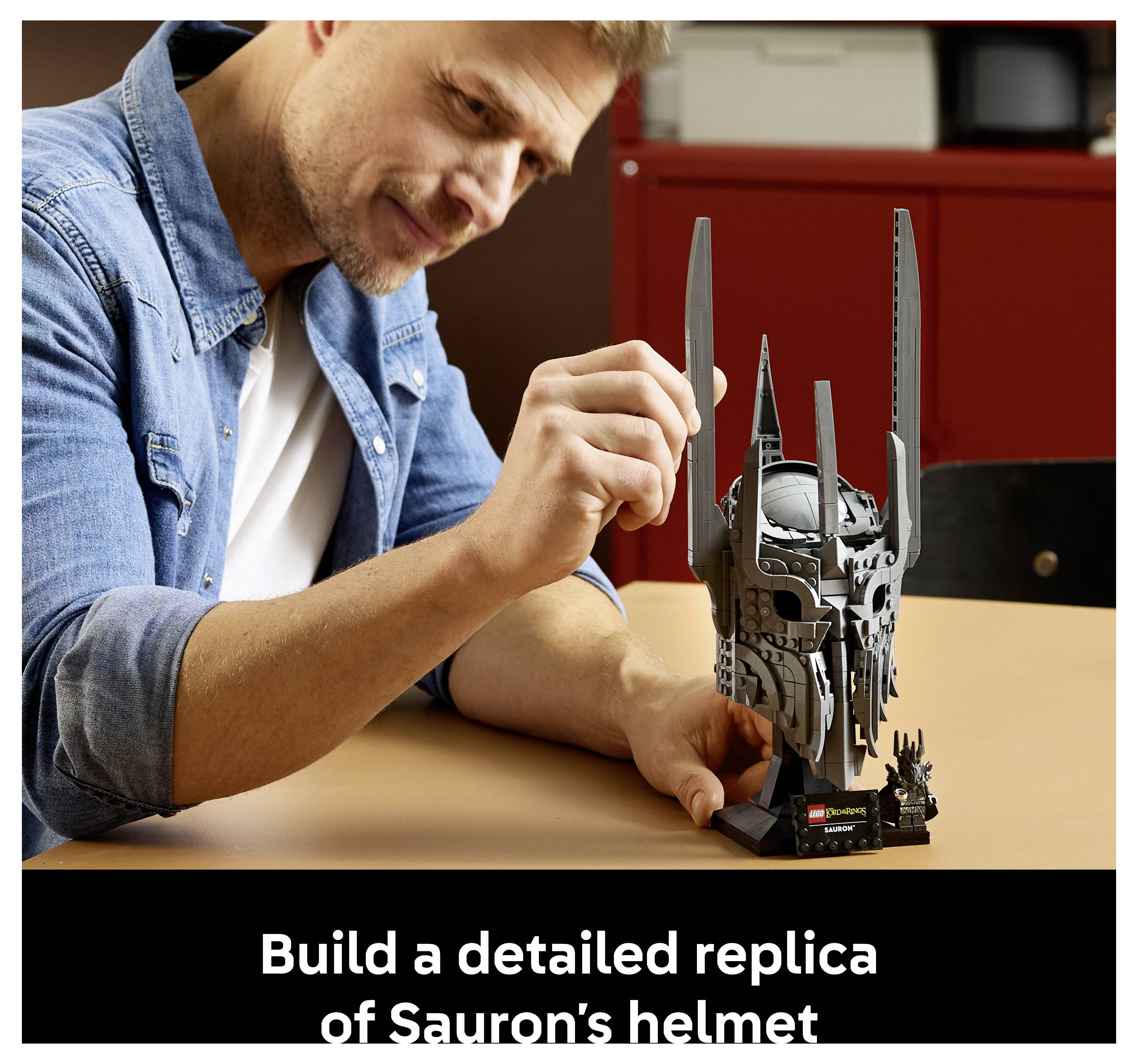 Férfi egy részletgazdag LEGO-replikát szerel össze Sauron sisakjáról egy asztal mellett. A felirat így szól: "Készítsen egy részletgazdag replikát Sauron sisakjáról."