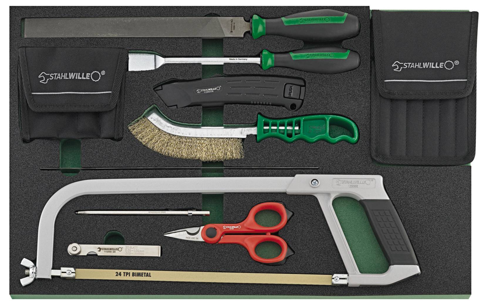 Egy habszivacsszervező különféle kézi szerszámokat tartalmaz, beleértve csavarkulcsokat, csavarhúzókat, imbuszkulcsokat, fogókat, egy kalapácsot és egy mérőszalagot.