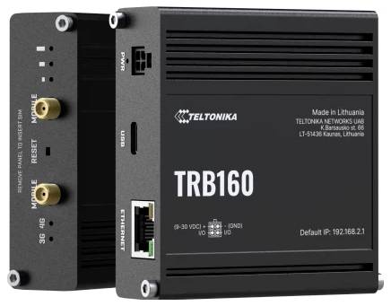 A Teltonika "TRB160" fekete útválasztó, kompakt kialakítással, Ethernet porttal, USB porttal és 3G/4G antennák csatlakozóival. Alapértelmezett IP: 192.168.2.1.