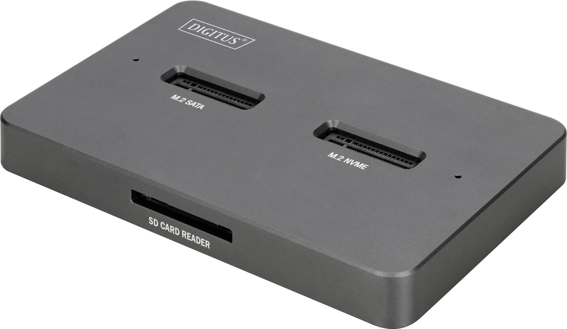 Az "M.2 SATA" és "M.2 NVME" nyílások egy fekete, "DIGITUS" felirattal rendelkező eszközön láthatók. Az elülső része egy "SD Card Reader" nyílással rendelkezik.
