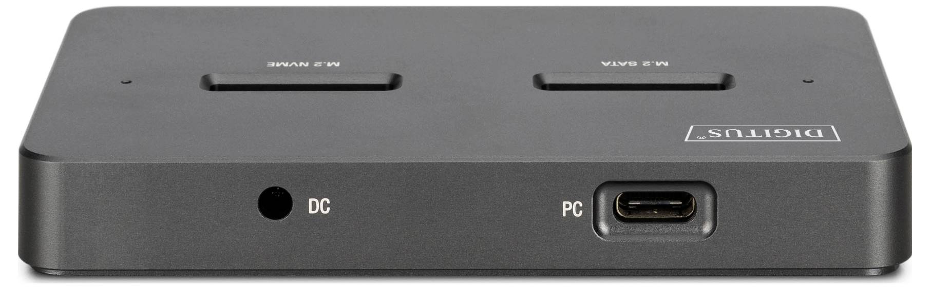 A "Digitus" márkanevű eszköz USB-C porttal, amely "PC" felirattal jelölt, és egy "DC" feliratú tápellátási bemenettel rendelkezik.