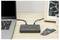 Egy többnyílású USB hub csatlakozik egy laptophoz egy fa asztalon. Két M.2 meghajtó helyezkedik el a hub mellett.