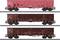Három oldalnézeti modell tehervonat kocsi a sínen; a felső kocsi piros, a középső és alsó kocsi sötétbarna, mindegyik fehér szöveggel.