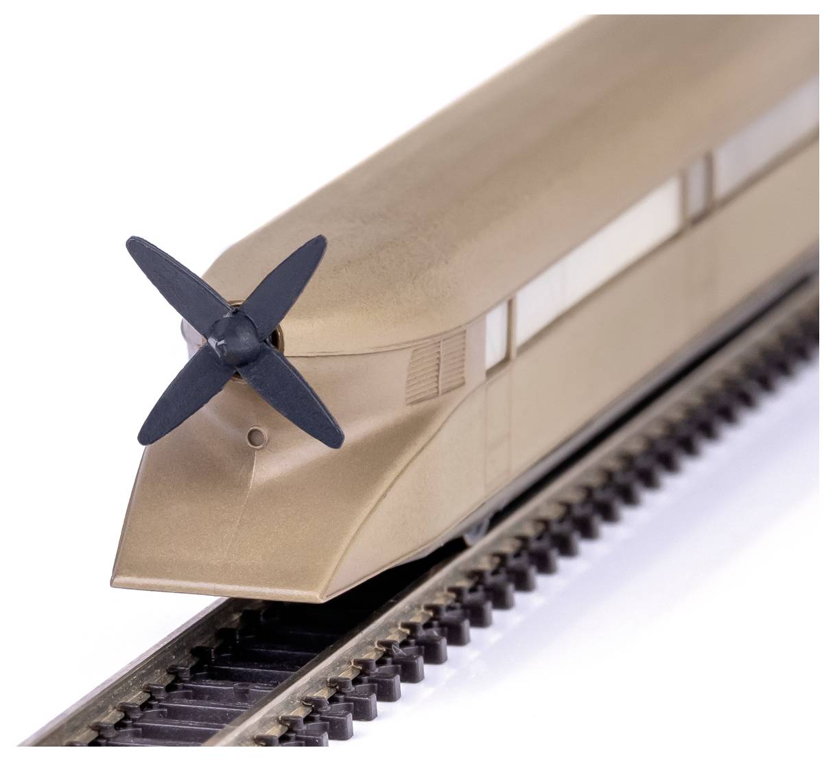 Egy vintage vonatmodell egy propellerrel az elején, síneken, amely a 20. század eleji közlekedési innovációt mutatja be.