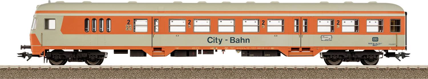 Egy narancssárga és bézs színű City-Bahn vonatkocsid ablakokkal és ajtókkal, a „2" számmal jelölve, a síneken parkolt.