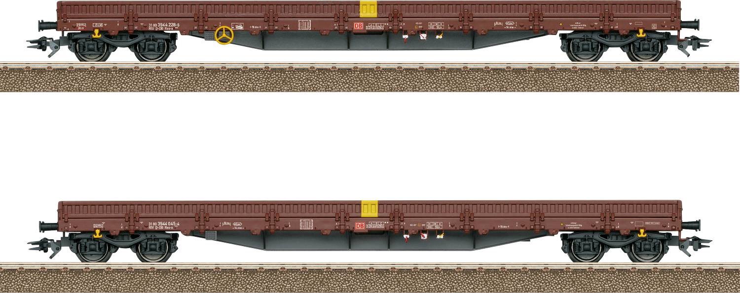 'Két barna platós teherkocsik párhuzamos síneken' az alávágat részletek megmutatva, nehéz terhelések szállítására tervezett, egymás mellett.