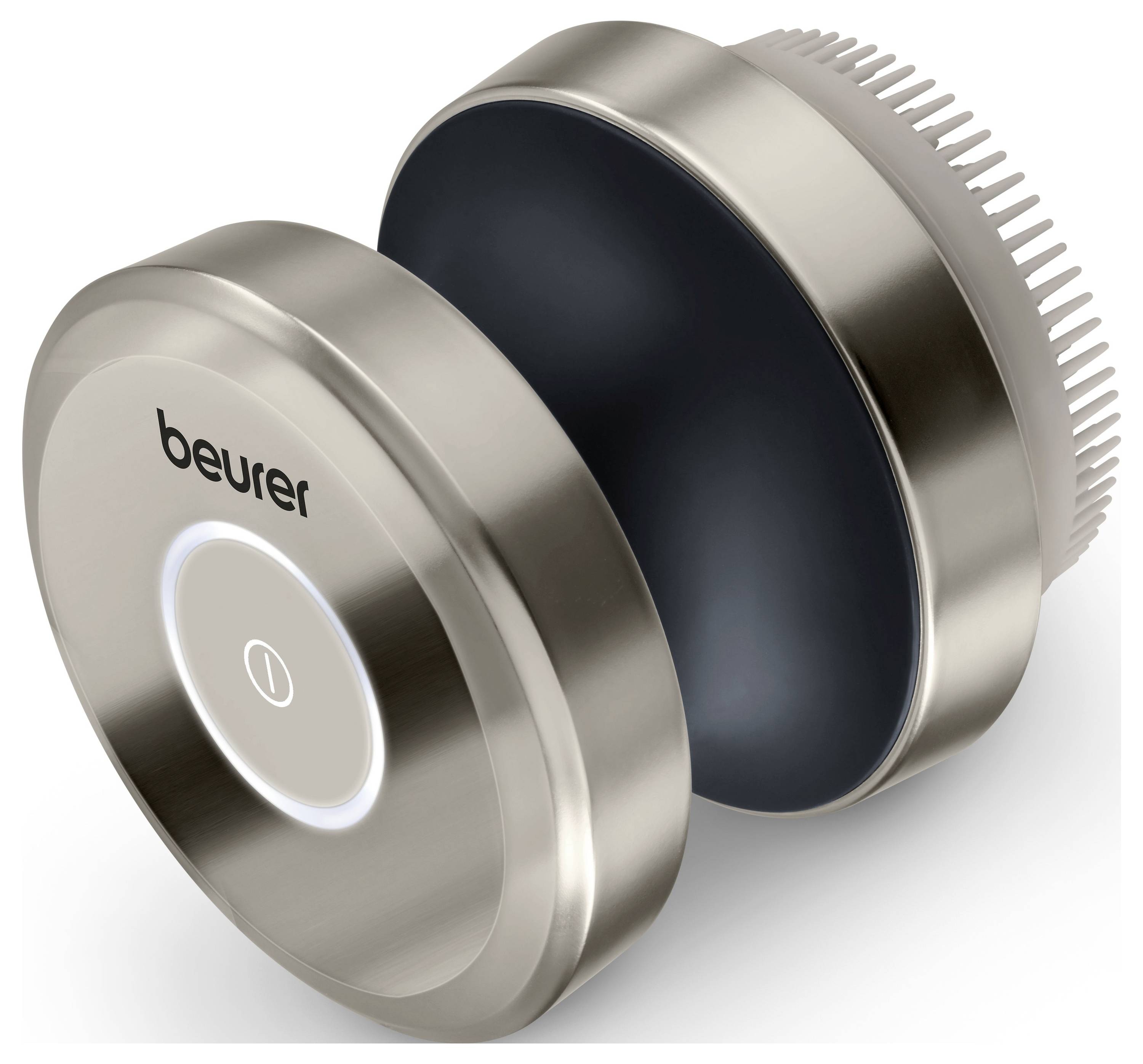 Egy személy egy ragyogó kerettel rendelkező asztal tükörhez érinti az ujját, amely egy fa fürdőszobai pulton található, mosdóval, festménnyel és fürdőszobai kellékekkel.