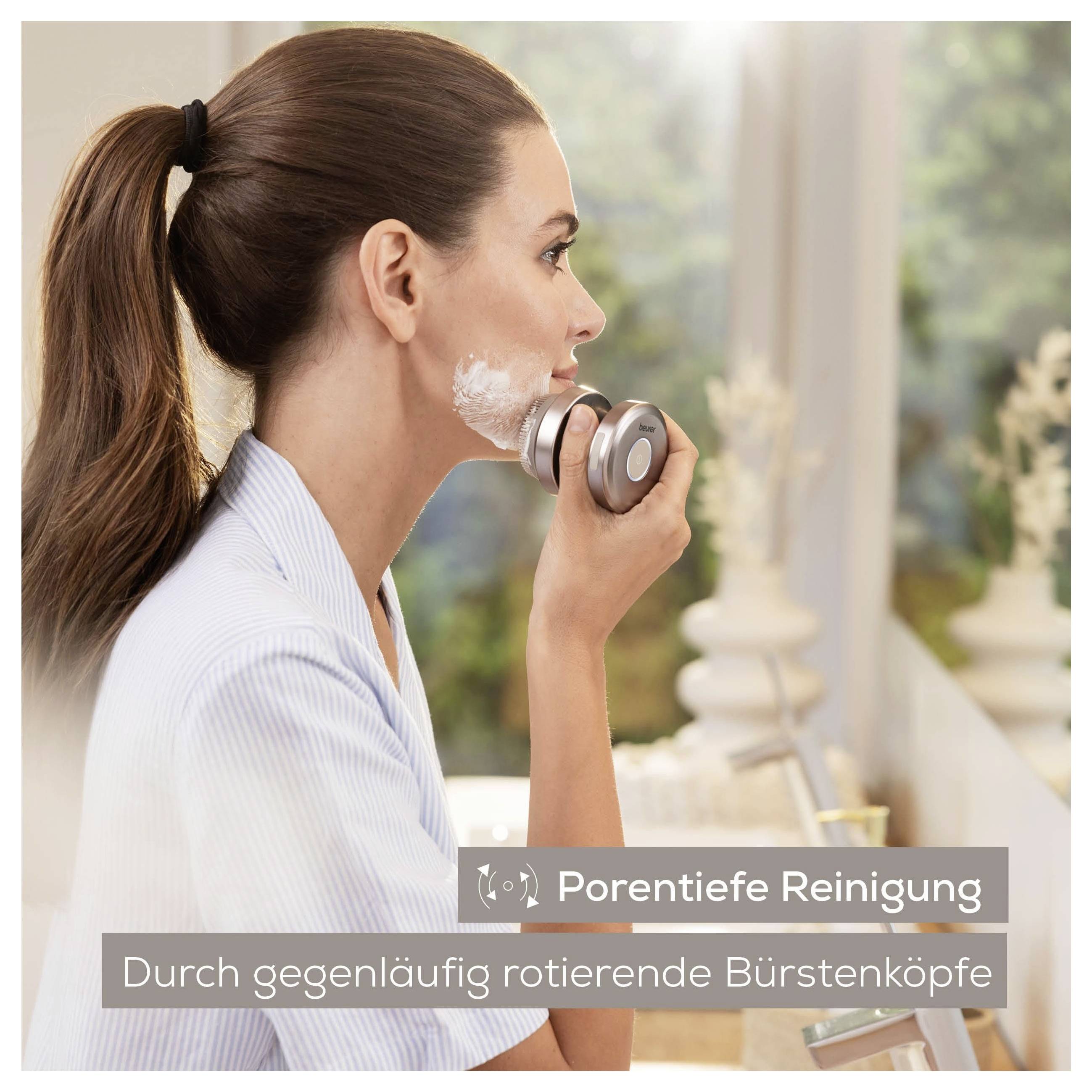 Ívelt számítógép-monitor profilnézetben, amely egy megvilágított idegenlétet ábrázoló logót mutat egy fekete képernyőn, elegáns, modern állvánnyal.