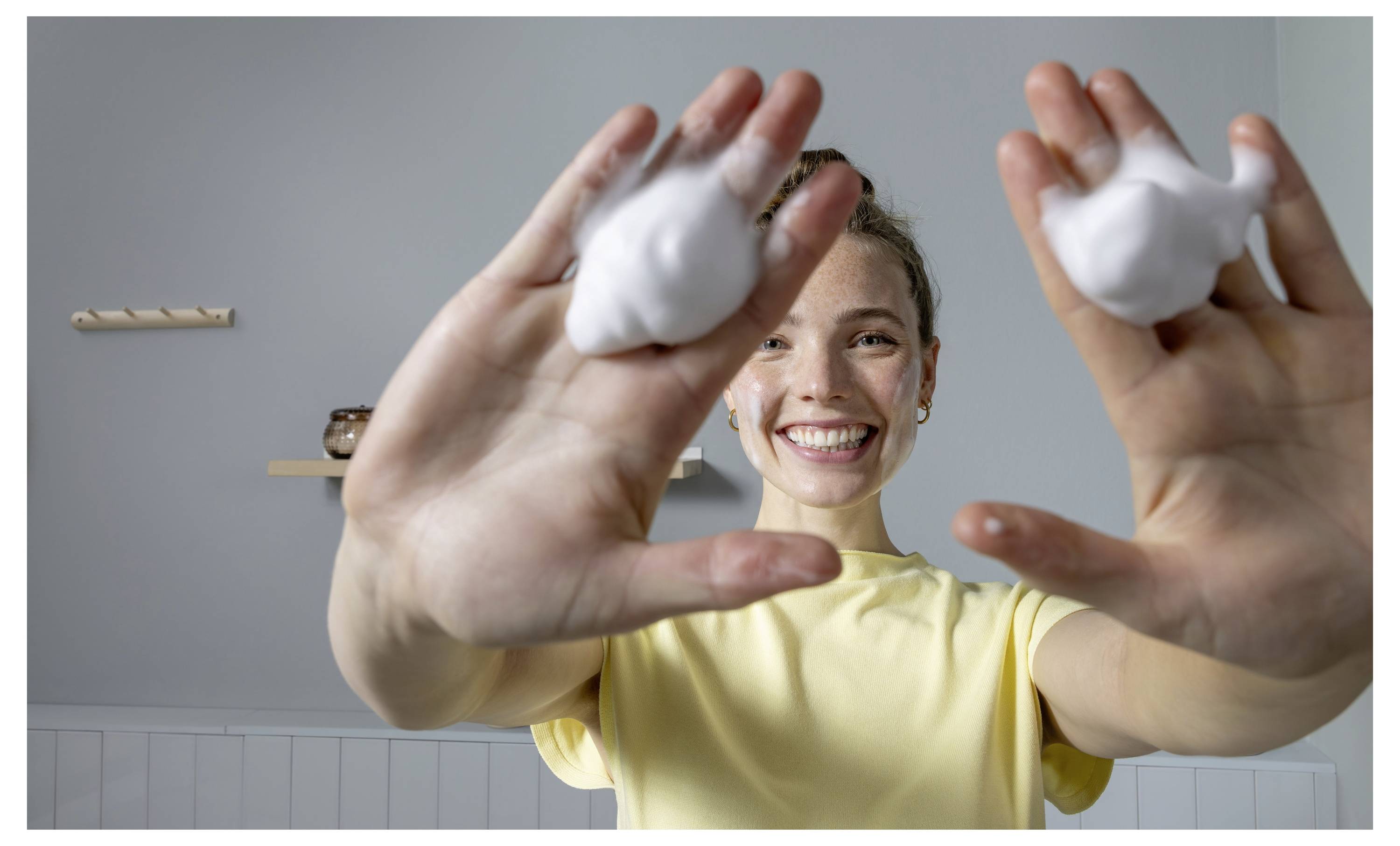 Ívelt Alienware monitor, amely a "Space Marine" című játékból egy akciós jelenetet jelenít meg, egy világító fegyvert tartó karakterrel, futurisztikus városképpel beállítva.