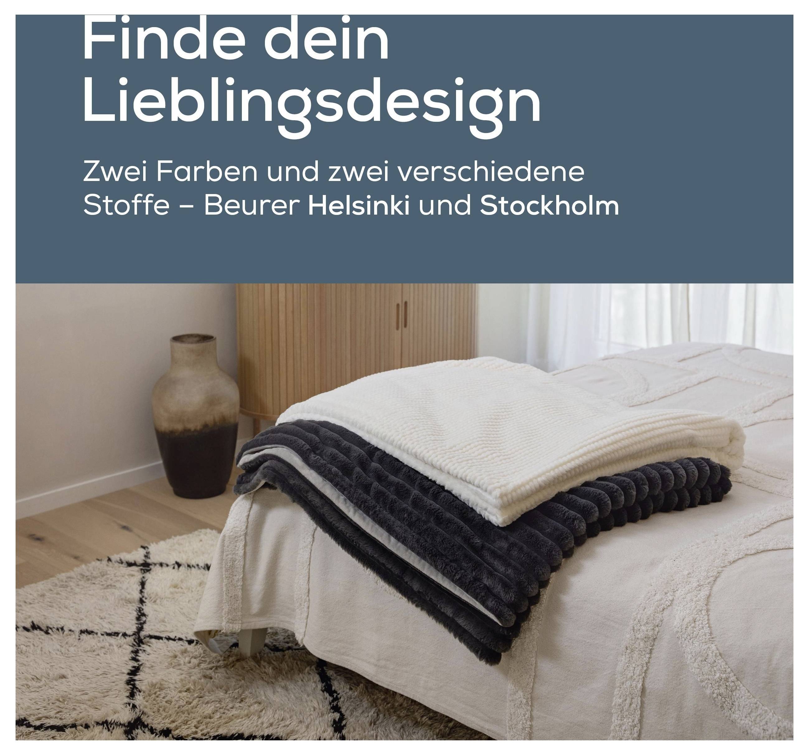 Gondosan megrendezett ágy beige és sötétszürke összehajtogatott paplannokkal egy kényelmes hálószobai környezetben, faból készült szekrénnyel és dekoratív vázával.