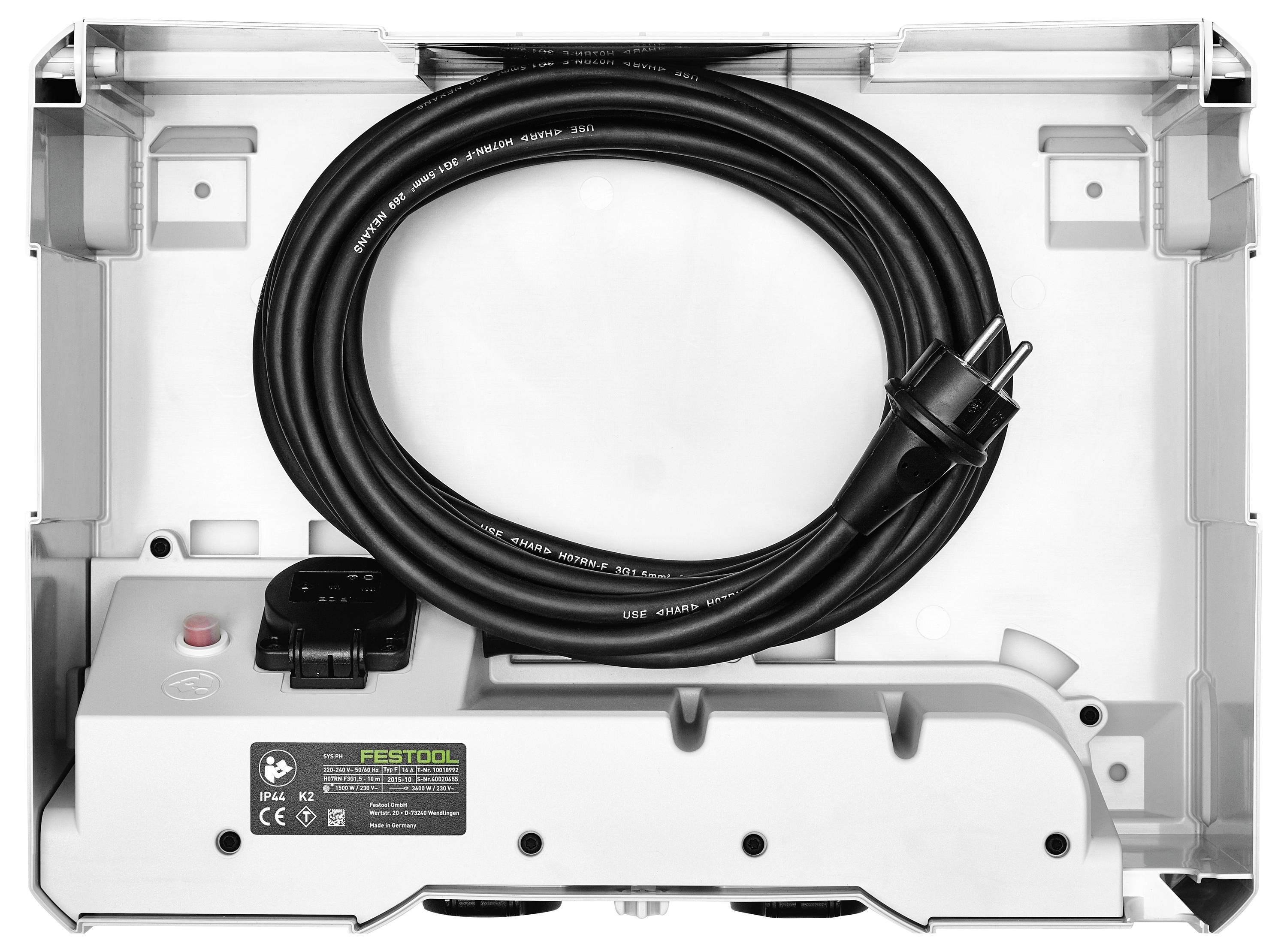 Egy személy keze elektromos csiszolót használ fa felületen; a csiszoló "FESTOOL" feliratot visel, és úgy tűnik, hogy a anyagot simítja.