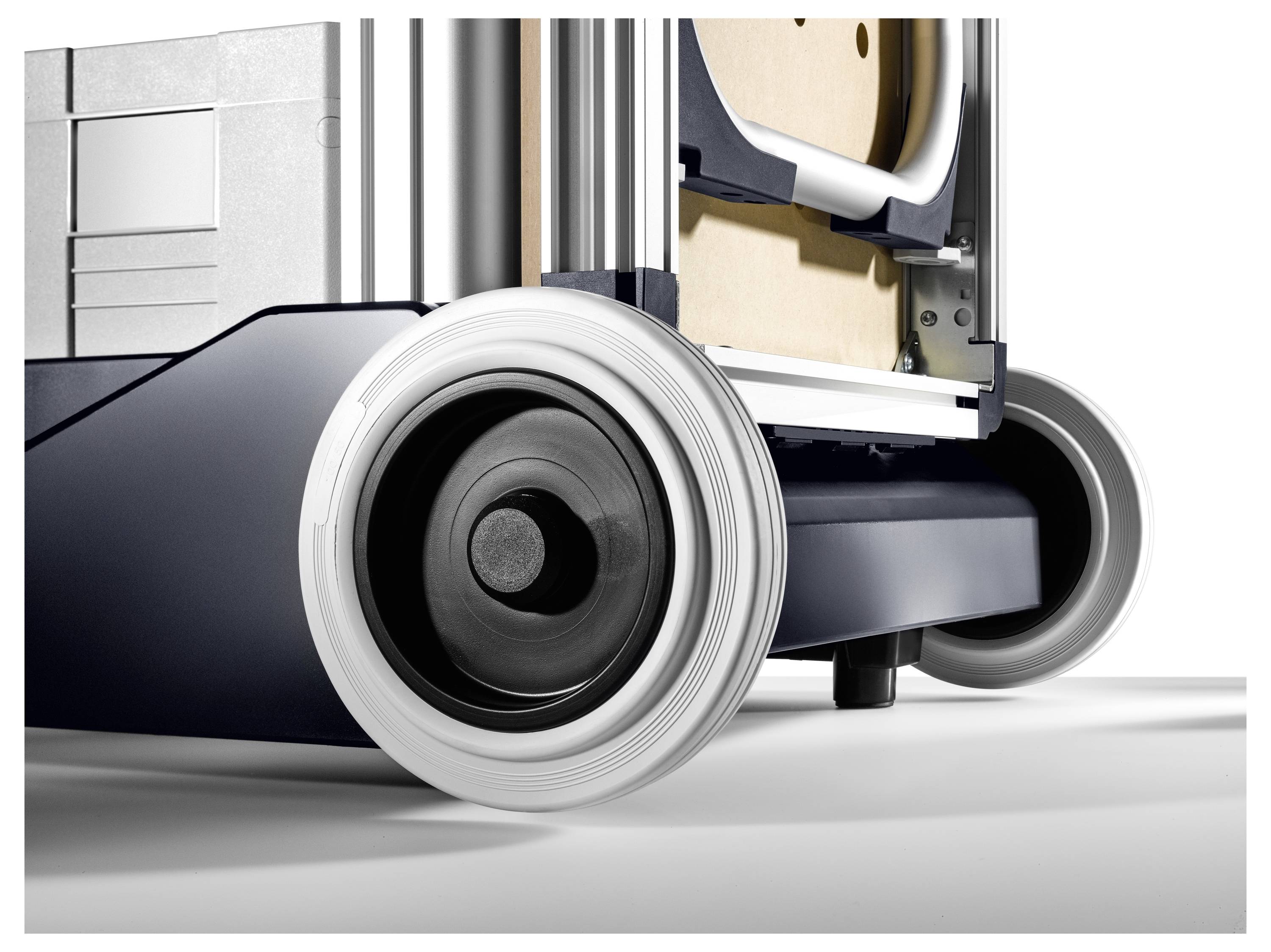 Egy személy kék csiszolópapír blokk segítségével simítja a fa felületét, azzal a céllal, hogy finomított felületet érjen el az asztalos munkához.