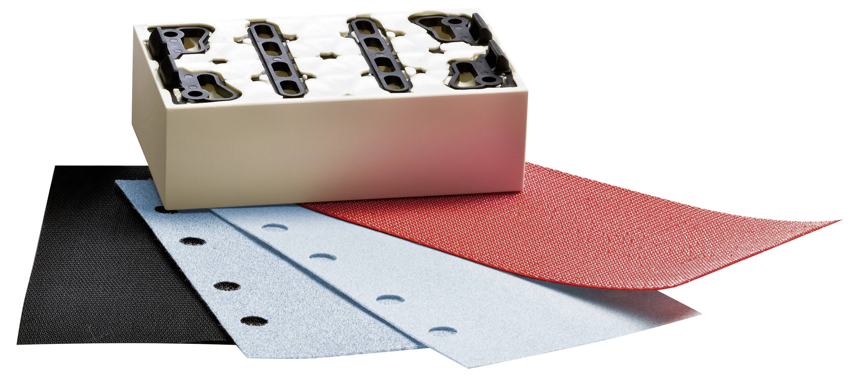 Fekete, kék és piros csiszolólapok sora fehér csiszolóblokkal felül, minden lap perforációval az egyszerű rögzítéshez.
