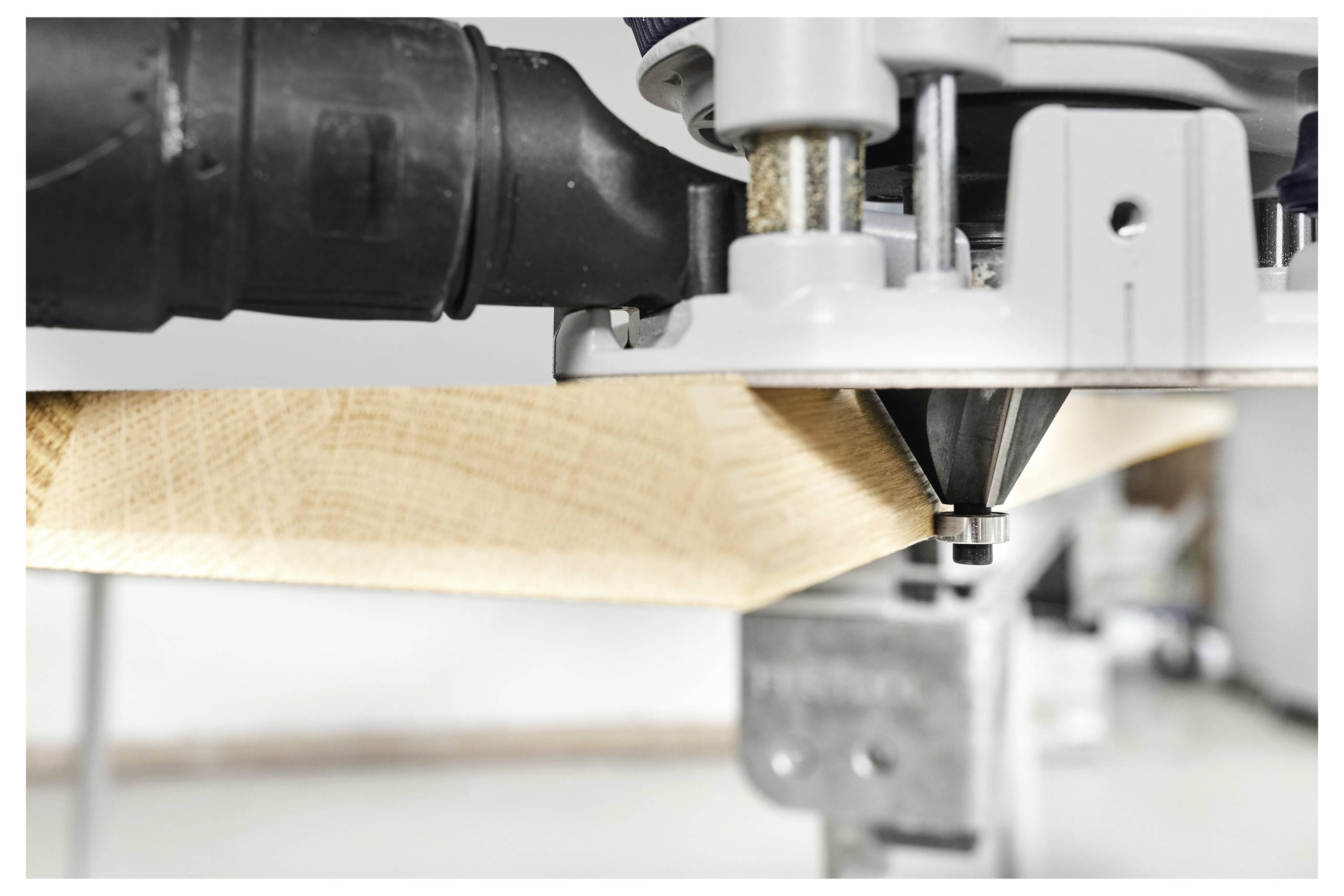 Egy fa panel közelkép egy felette lévő marógéppel, amelyen az 'NL1', 'NL2', 'D1' és 'D2' jelöléssel ellátott méretek láthatók.