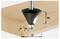 Egy fafaragási fúróbit közeli képe, amely letöréskészítést végez fa szélére, ahol szög (α), mélység (D) és hossz (NL) mérések láthatók.