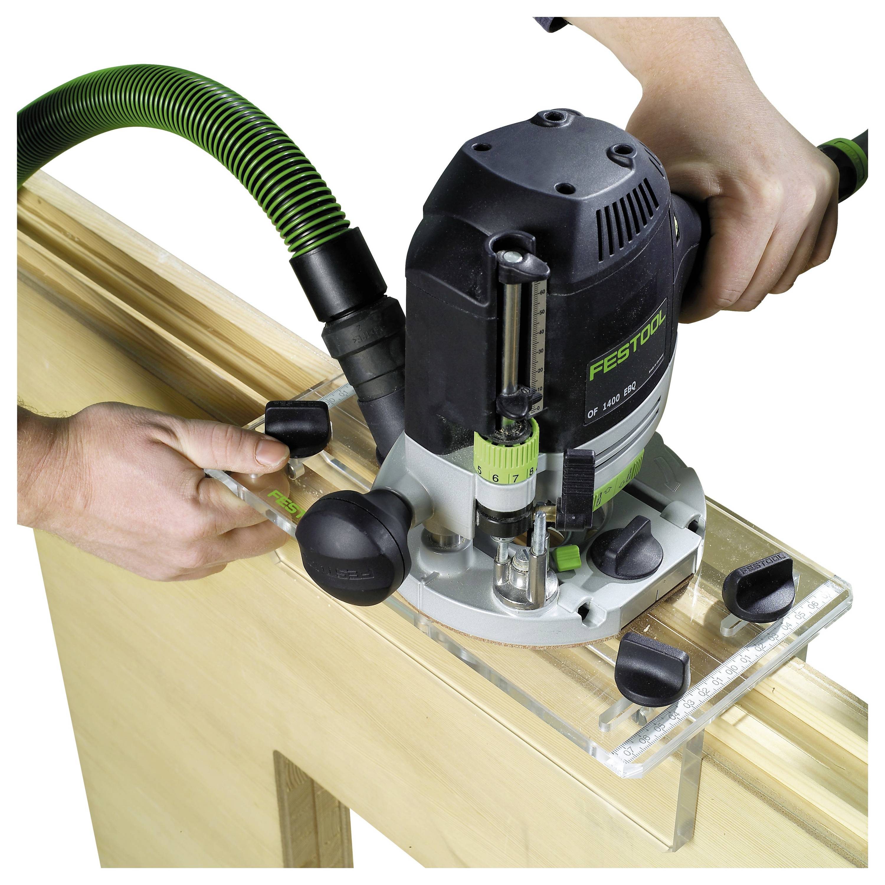 Egy kéz fekete elektromos csiszolóval dolgozik egy fa felületen, a hangsúly az eszközön és a mozgáson van.